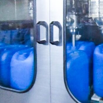 18-40L Jerrycan Fully Automatic Liquid Filling Machine Line 4/6 Lance 400-600bph for Chemicals Oil Electric Motor Gear PLC